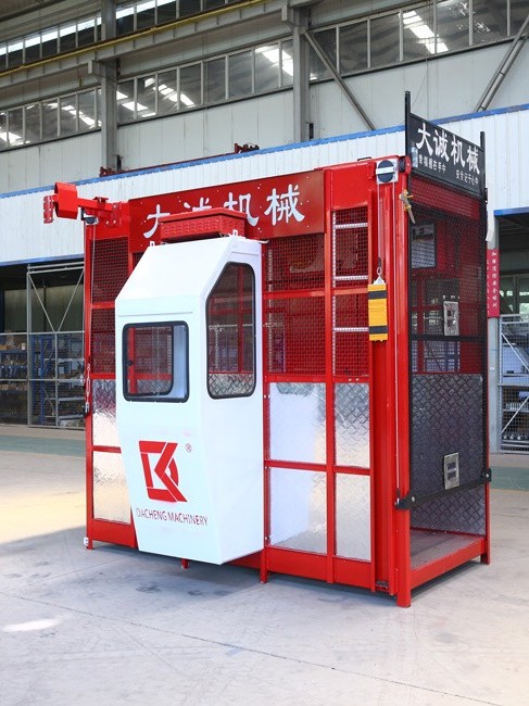 施工電梯安全運(yùn)行時的注意事項(xiàng)！